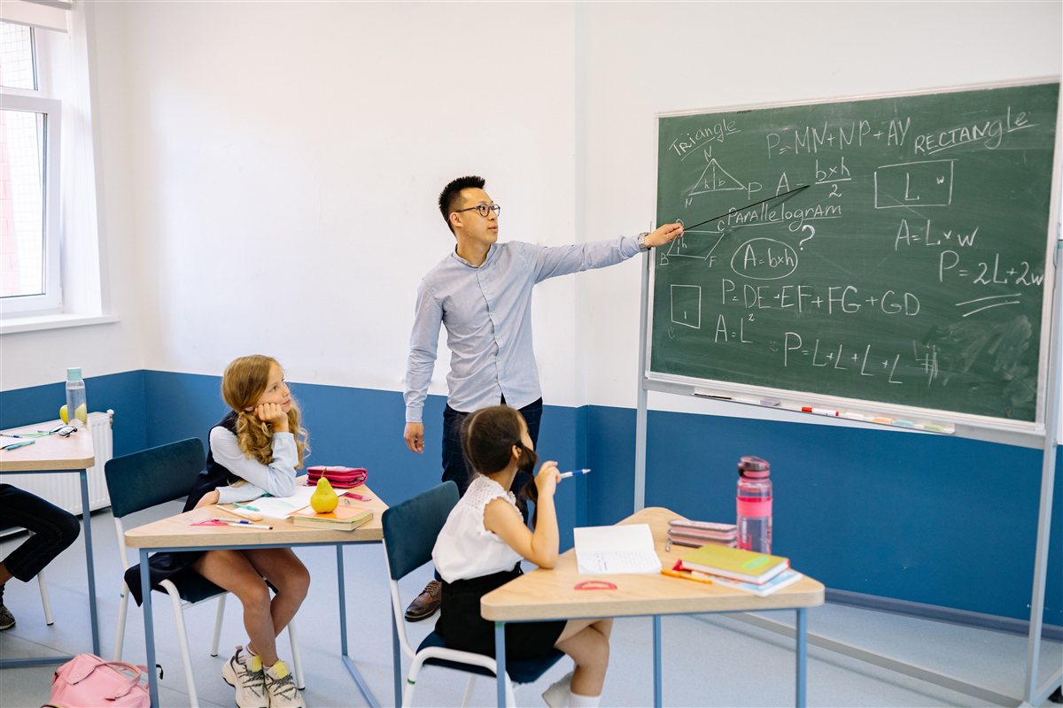 Professeur expliquant une leçon de géométrie
